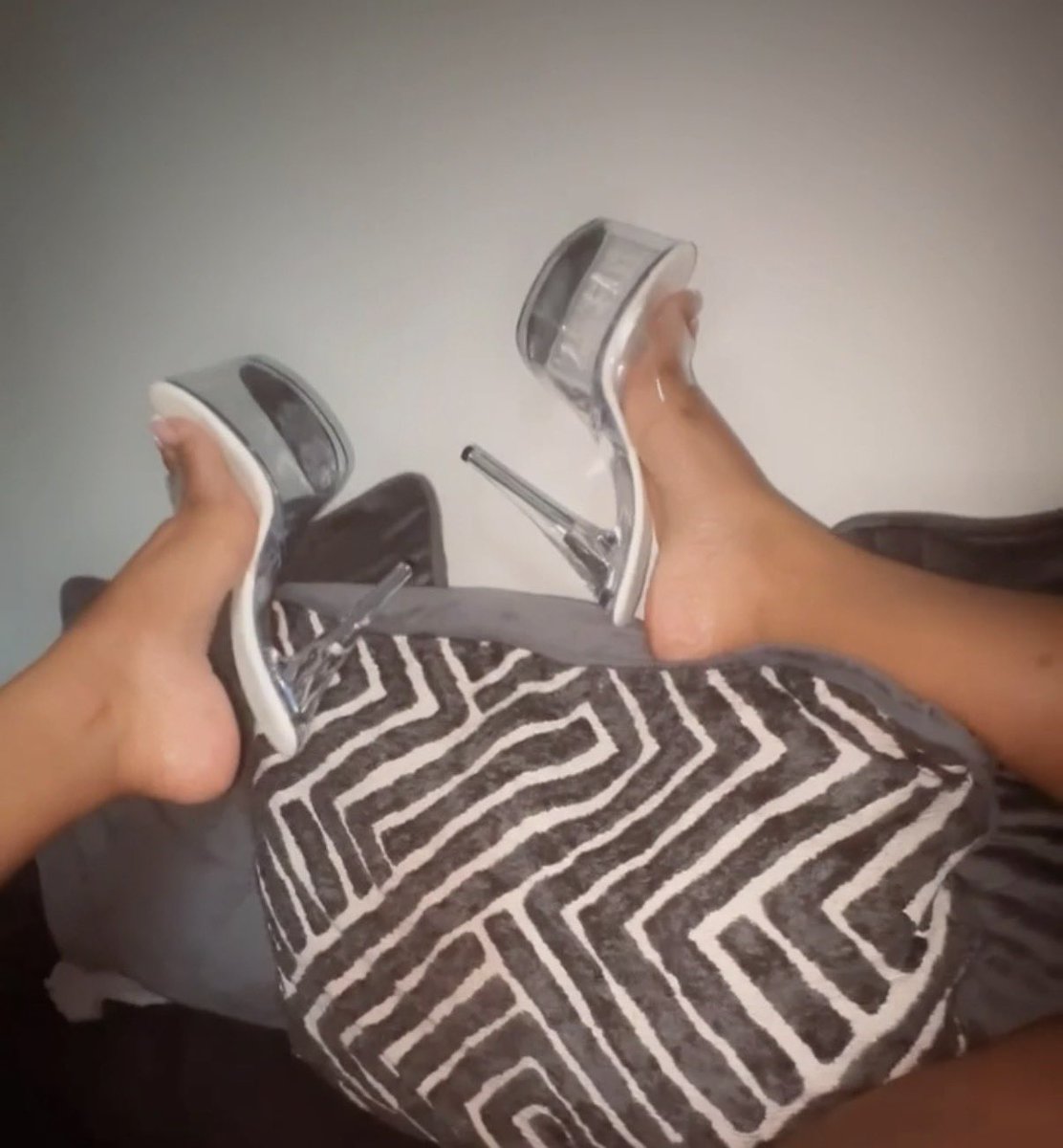 TheQueenReex's tweet photo. Suck on my heel &amp; call me DADDYYYY 🤪 https://t.co/a1nmIT84ME