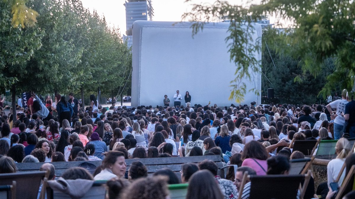 geoffroyboulard's tweet photo. Plus de 1 000 personnes réunies hier soir au parc Martin Luther King #Paris17 pour chanter et danser devant Mamma Mia! 🎬🕺

Une magnifique soirée de cinéma en plein air, populaire et festive, organisée par la @Mairie17 au cœur du 17e.

Merci à toutes et à tous ! https://t.co/x6zWUI1UjR