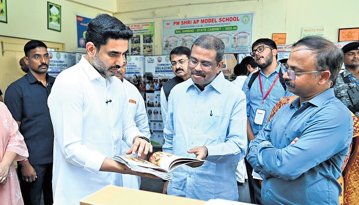 JaganannaCNCTS's tweet photo. తండ్రిని మించిన ఐర‌న్ లెగ్ అనిపించుకున్నావ్‌ @naralokesh 

నీ తండ్రి సీఎం కుర్చీలోకి వ‌స్తే రాష్ట్రానికి క‌రువు.. నిన్ను క‌లిస్తే ఏకంగా కేంద్ర‌మంత్రి ప‌ద‌వే ఊస్టింగూ..

స‌రిపోయారు ఇద్ద‌రూ.. ఐర‌న్ లెగ్గులు

#YSRCP #JaganannaConnects https://t.co/IBoDCuXiJl