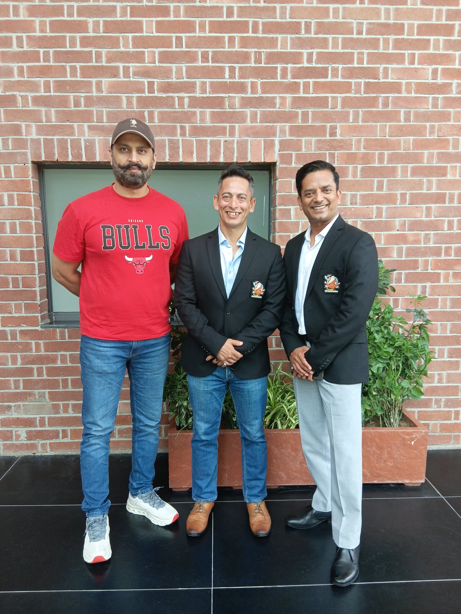 Tapovanvasisht's tweet photo. Got an opportunity to meet para special forces officers @col_k_kashyap &amp; Lt. col kaushalendra at Republic's Nationalist Collective.

#indianarmy https://t.co/QOOW7xJjGH