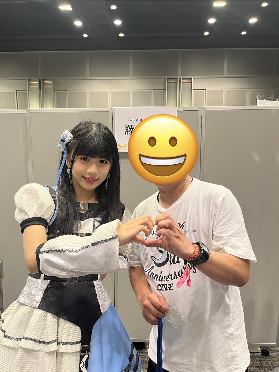 Cylva85's tweet photo. 六本木アイドルフェス特典会😀
1人目は未来ちゃん‼️
ポーズはハート💙
マニュアル免許取得おめでとう🚗
#藤崎未来
#ラフラフ
#RIF2026 https://t.co/3DozJUgOkE