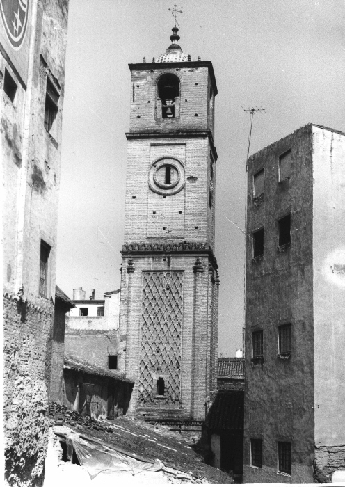 ArchivoMalaga's tweet photo. Celebramos el día del apóstol Santiago con estas fotografías de los años 40 de la iglesia dedicada al Patrón de España en #Málaga. 

A la izquierda, la emblemática torre mudéjar.

A la derecha, la linterna octogonal de la capilla del Pilar, en la cabecera de la nave izquierda. https://t.co/G6CEFamGYb