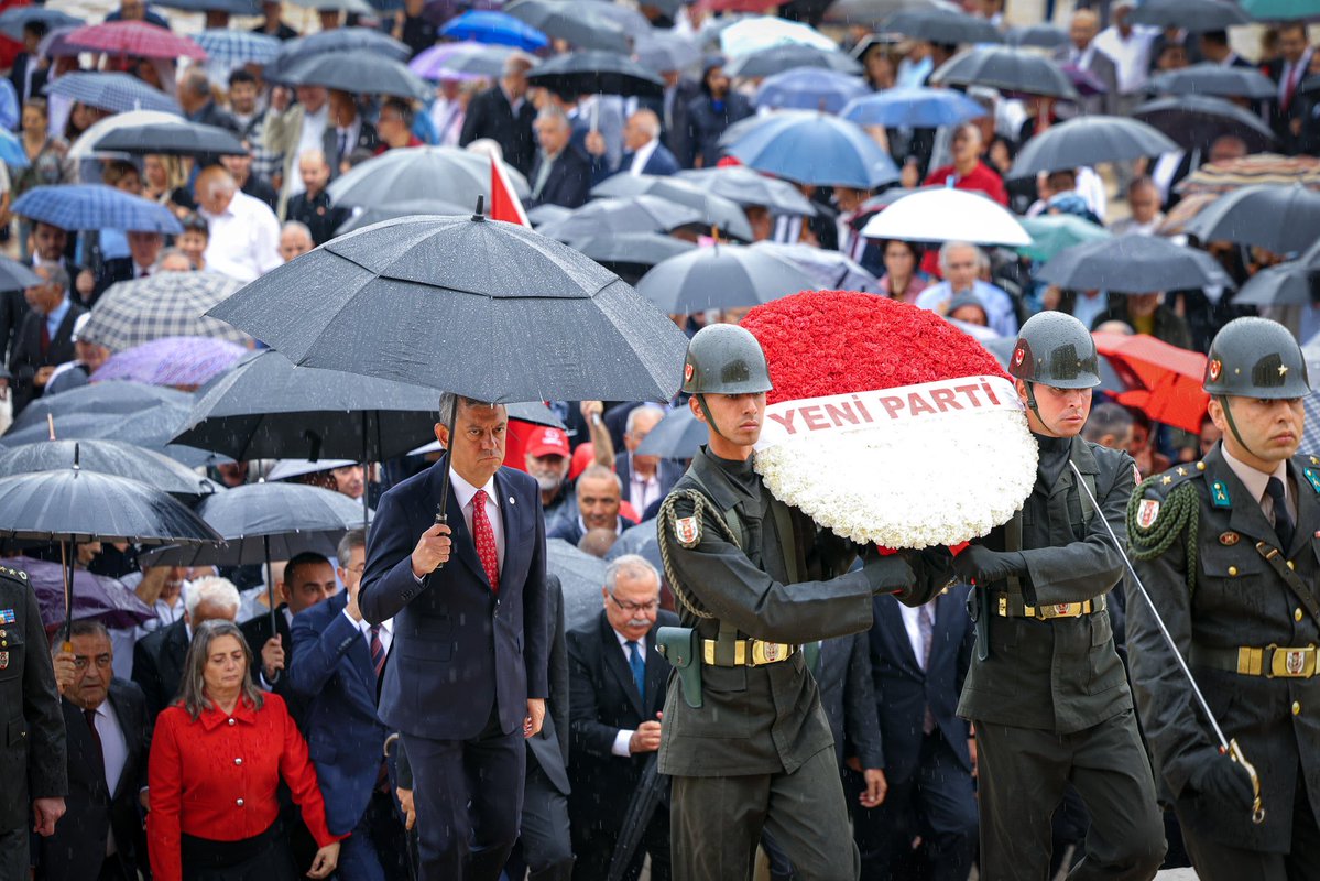 habertik_'s tweet photo. YENİ Parti Genel Başkanı Özgür Özel, YENİ Parti Kurucular Kurulu üyeleri ile birlikte Mustafa Kemal Atatürk’ün ebedi istirahatgahı Anıtkabir’i ziyaret etti. https://t.co/wQZkXhJsNh