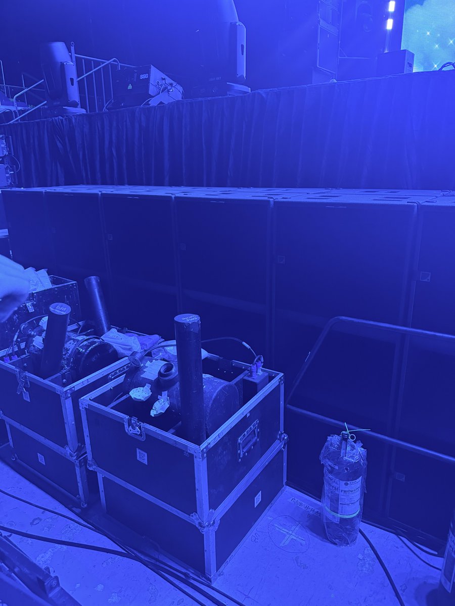 yenceqkr's tweet photo. Kinda nervous. Baka maging kwento kami dito sa barricade https://t.co/Exf6znQrWo