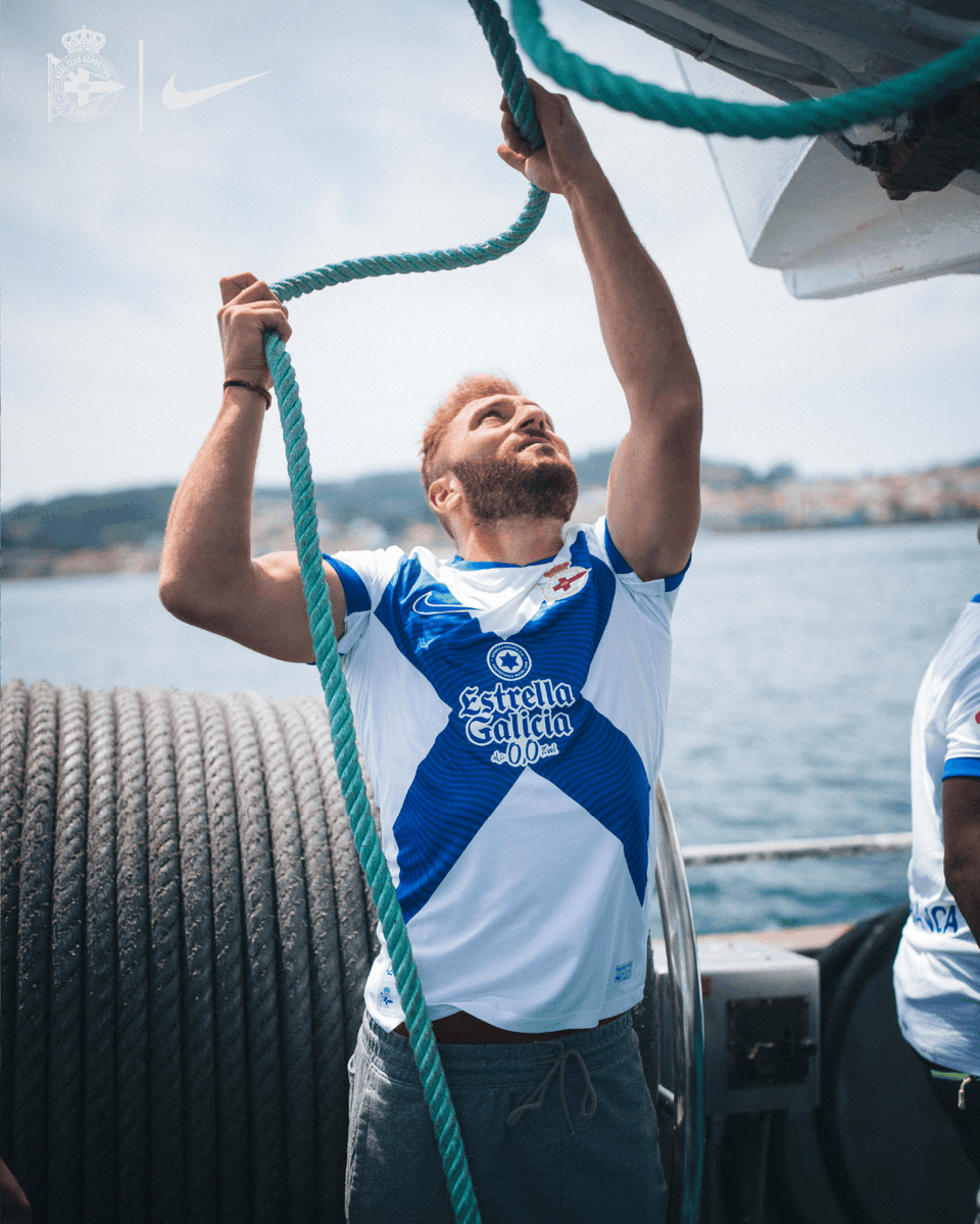 SomosDepor's tweet photo. ⚪🔵 𝐎𝐅𝐈𝐂𝐈𝐀𝐋 | El Deportivo presenta su tercera equipación para la temporada 2026/27. 😍

¿Qué nota le ponéis del 1 al 10? 👀💙 https://t.co/kbANcalofg