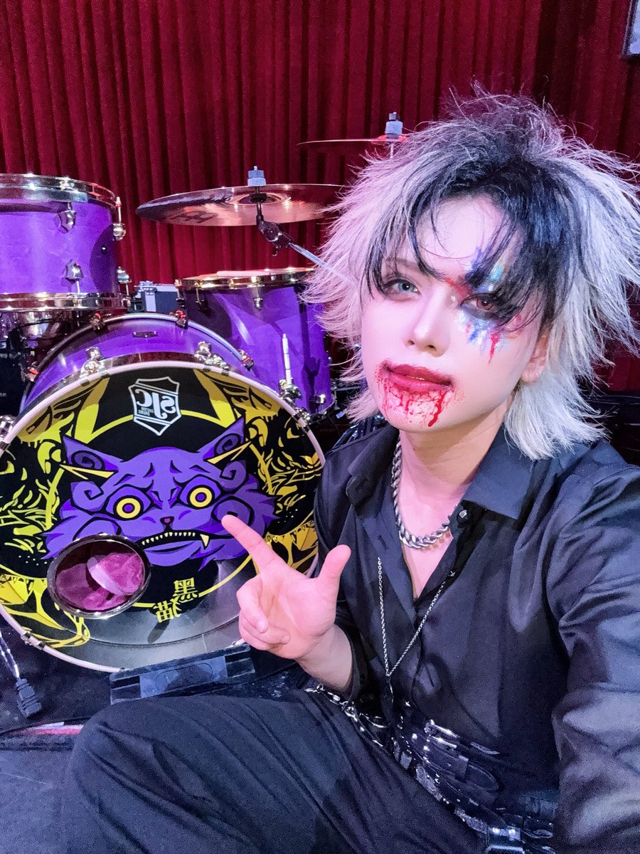 kuronek_hak's tweet photo. 生誕主催まであと2週間‼︎
1年間お世話になった旧ドラムヘッドも生誕から新しくなるよ！リニューアル前最後の写真✌️ https://t.co/sJry8fcczl
