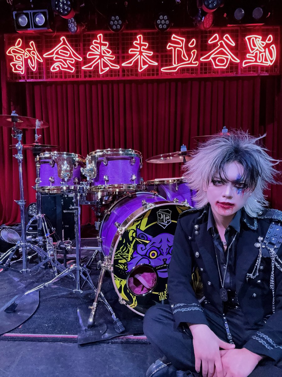 kuronek_hak's tweet photo. 生誕主催まであと2週間‼︎
1年間お世話になった旧ドラムヘッドも生誕から新しくなるよ！リニューアル前最後の写真✌️ https://t.co/sJry8fcczl