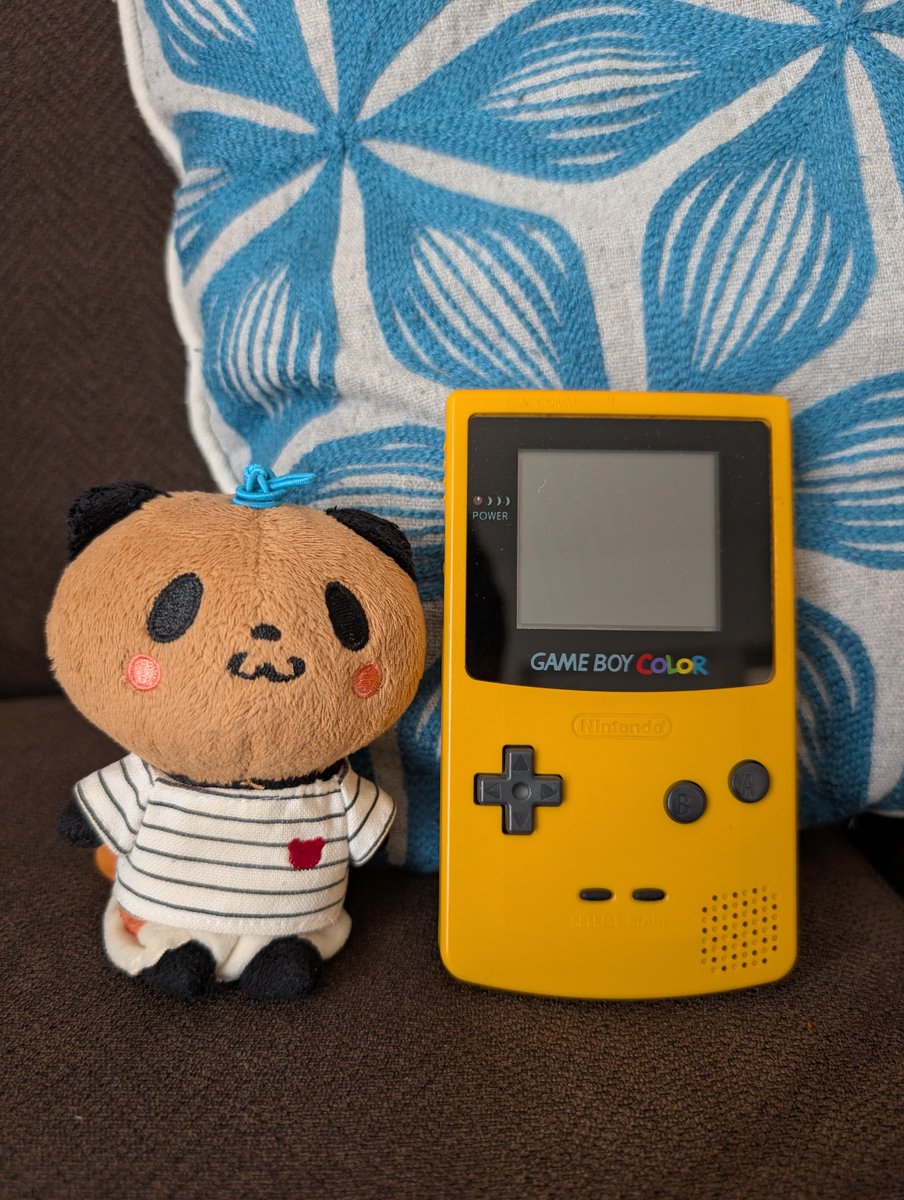 ocoge_official's tweet photo. おこげ先生はゲームボーイに夢中🎮️

#お買いものパンダ
#おこげーむ
#画面のバグはご容赦を🤣 https://t.co/S44zFFUmLW