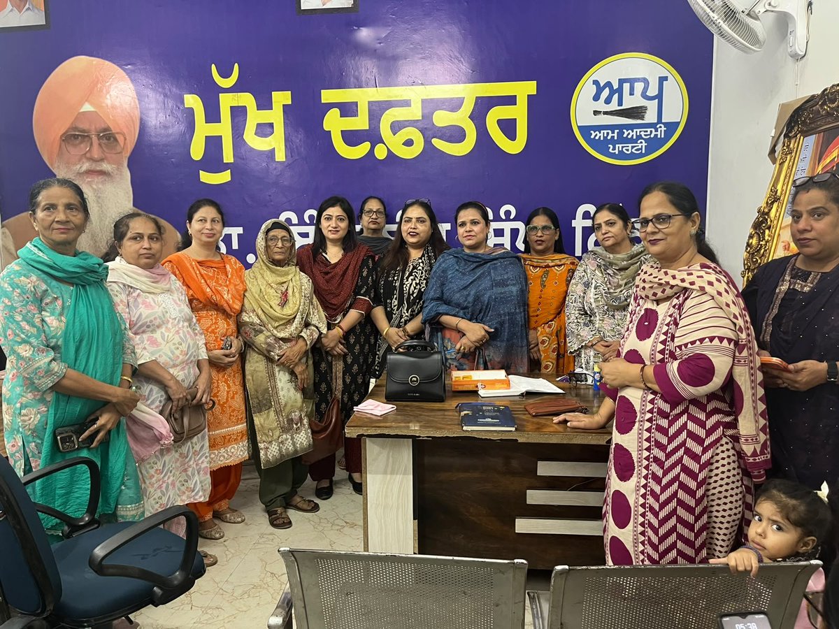 AAP_WomenWingPB's tweet photo. 📍 ਅੰਮ੍ਰਿਤਸਰ ਦੱਖਣੀ

ਅੱਜ ਹਲਕਾ ਅੰਮ੍ਰਿਤਸਰ ਦੱਖਣੀ ਵਿਖੇ ਬਲਾਕ ਇੰਚਾਰਜਾਂ ਲਈ ਵਿਸ਼ੇਸ਼ ਟਰੇਨਿੰਗ ਸੈਸ਼ਨ ਦਾ ਆਯੋਜਨ ਕੀਤਾ ਗਿਆ।
ਇਸ ਪ੍ਰੋਗਰਾਮ ਦੀ ਅਗਵਾਈ ਵਿਧਾਇਕ ਡਾ. ਇੰਦਰਬੀਰ ਸਿੰਘ ਨਿੱਜਰ ਜੀ, ਜ਼ੋਨ ਇੰਚਾਰਜ ਸੁਖਬੀਰ ਕੌਰ ਜੀ ਅਤੇ ਕਾਮਨਾ ਆਨੰਦ ਜੀ ਨੇ ਕੀਤੀ। https://t.co/eq1GTe18fV
