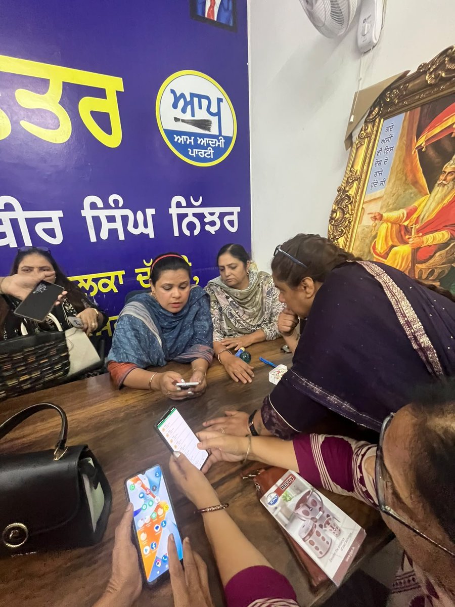AAP_WomenWingPB's tweet photo. 📍 ਅੰਮ੍ਰਿਤਸਰ ਦੱਖਣੀ

ਅੱਜ ਹਲਕਾ ਅੰਮ੍ਰਿਤਸਰ ਦੱਖਣੀ ਵਿਖੇ ਬਲਾਕ ਇੰਚਾਰਜਾਂ ਲਈ ਵਿਸ਼ੇਸ਼ ਟਰੇਨਿੰਗ ਸੈਸ਼ਨ ਦਾ ਆਯੋਜਨ ਕੀਤਾ ਗਿਆ।
ਇਸ ਪ੍ਰੋਗਰਾਮ ਦੀ ਅਗਵਾਈ ਵਿਧਾਇਕ ਡਾ. ਇੰਦਰਬੀਰ ਸਿੰਘ ਨਿੱਜਰ ਜੀ, ਜ਼ੋਨ ਇੰਚਾਰਜ ਸੁਖਬੀਰ ਕੌਰ ਜੀ ਅਤੇ ਕਾਮਨਾ ਆਨੰਦ ਜੀ ਨੇ ਕੀਤੀ। https://t.co/eq1GTe18fV