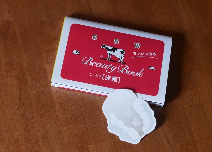 SeiwadoBooks's tweet photo. 牛乳石鹸コラボブックカバー今年も配布します😆
1年ぶりに青箱が復活！
さらにご要望の多かった一般書（四六）サイズもつくりました！
2026年版は、積読が増えた牛さんついに本棚をゲットです🤭

@cowsoapcp https://t.co/7YanaHbUDC