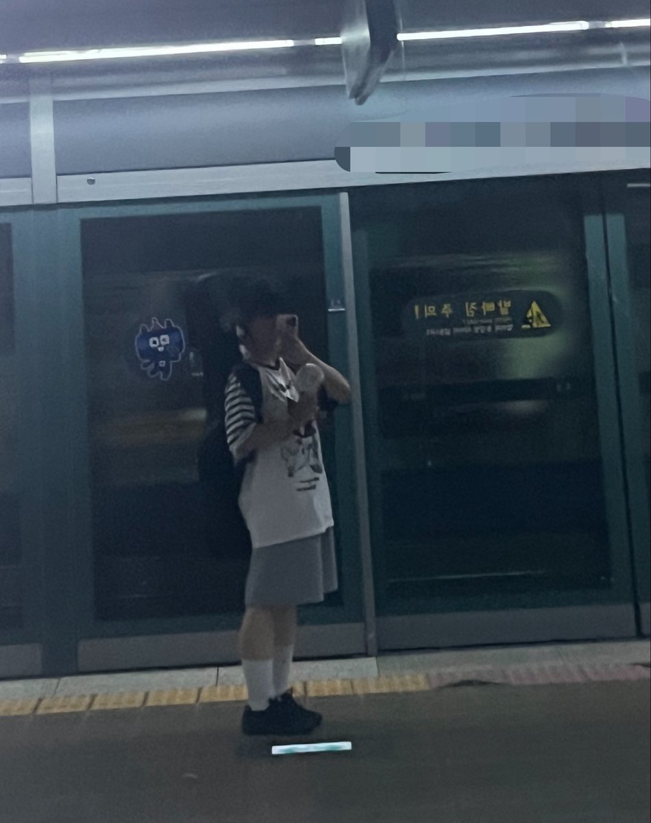 mariting_'s tweet photo. 갑자기 친구들이 합주불러서 30분만에 허겁지겁 준비하고 나왔어요..
이게뭚가요 https://t.co/IGQhKsCyC9
