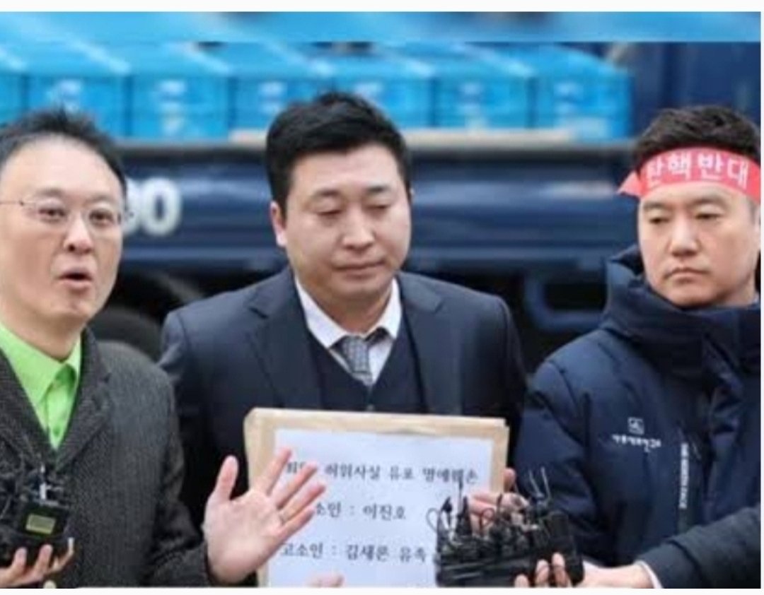 hyunaa888's tweet photo. It happened on #KSH vs #Seui+Saewrong Fam
The truth came from KSH, they said as fake. The lies &amp; fake accusation from SEUI Saewrong fam, they said as the truth, even SEUI got jailed.
Chan 🐸 also charges with: spreading false information, Violence, insult on LJH &amp; KKY case.👏👏 https://t.co/KsaEwKvROL