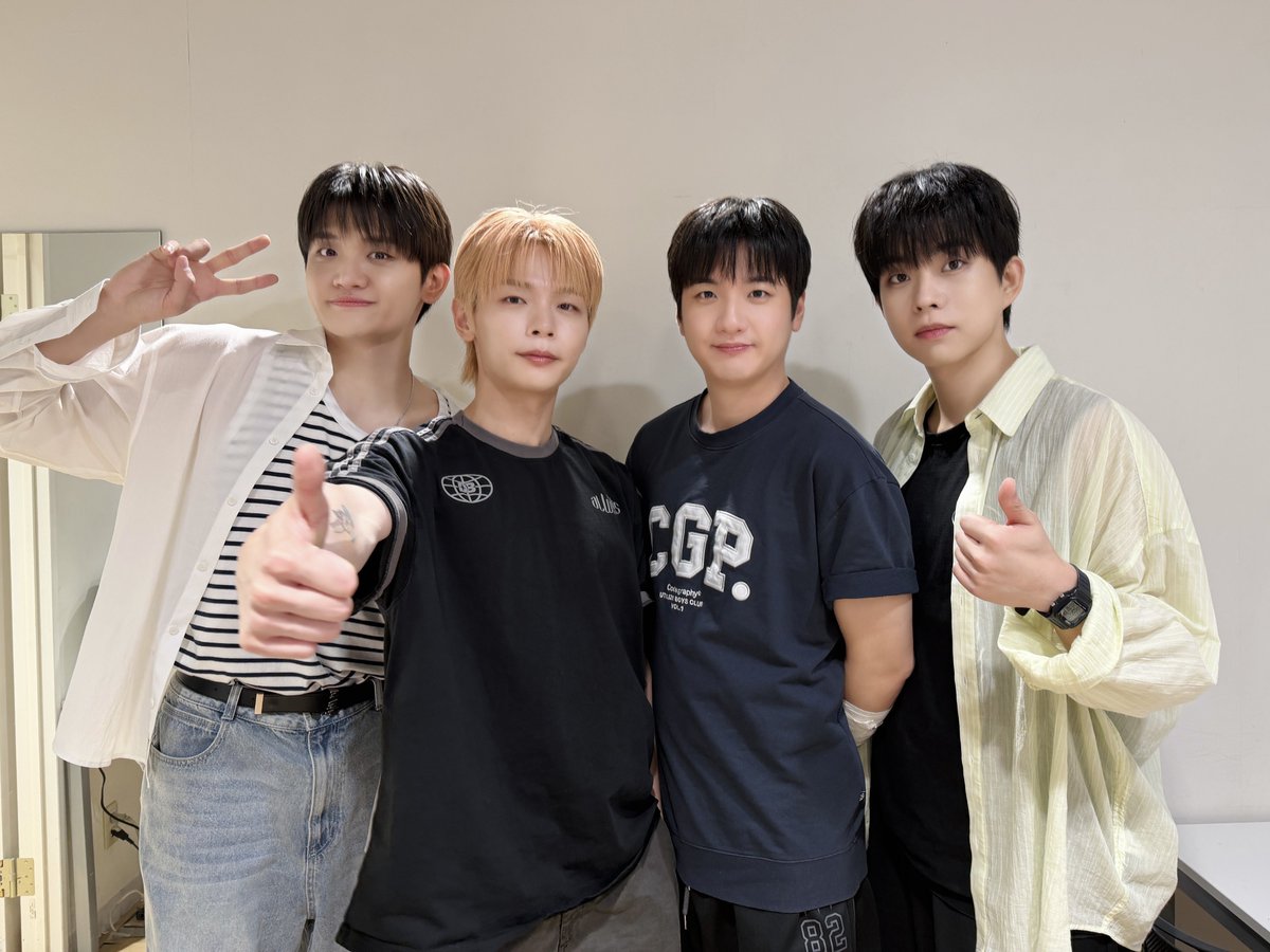 BANDLUCY_mystic's tweet photo. [#LUCY] 260725 2ND FULL ALBUM 'Childish' 오프라인 이벤트 완료✔️

타워레코드에서 특별한 경험🔥
왈왈이와 함께하는 시간은 언제나 행복해🎶

#루시 #신예찬 #최상엽 #조원상 #신광일 #Childish https://t.co/54pRiJuNVm