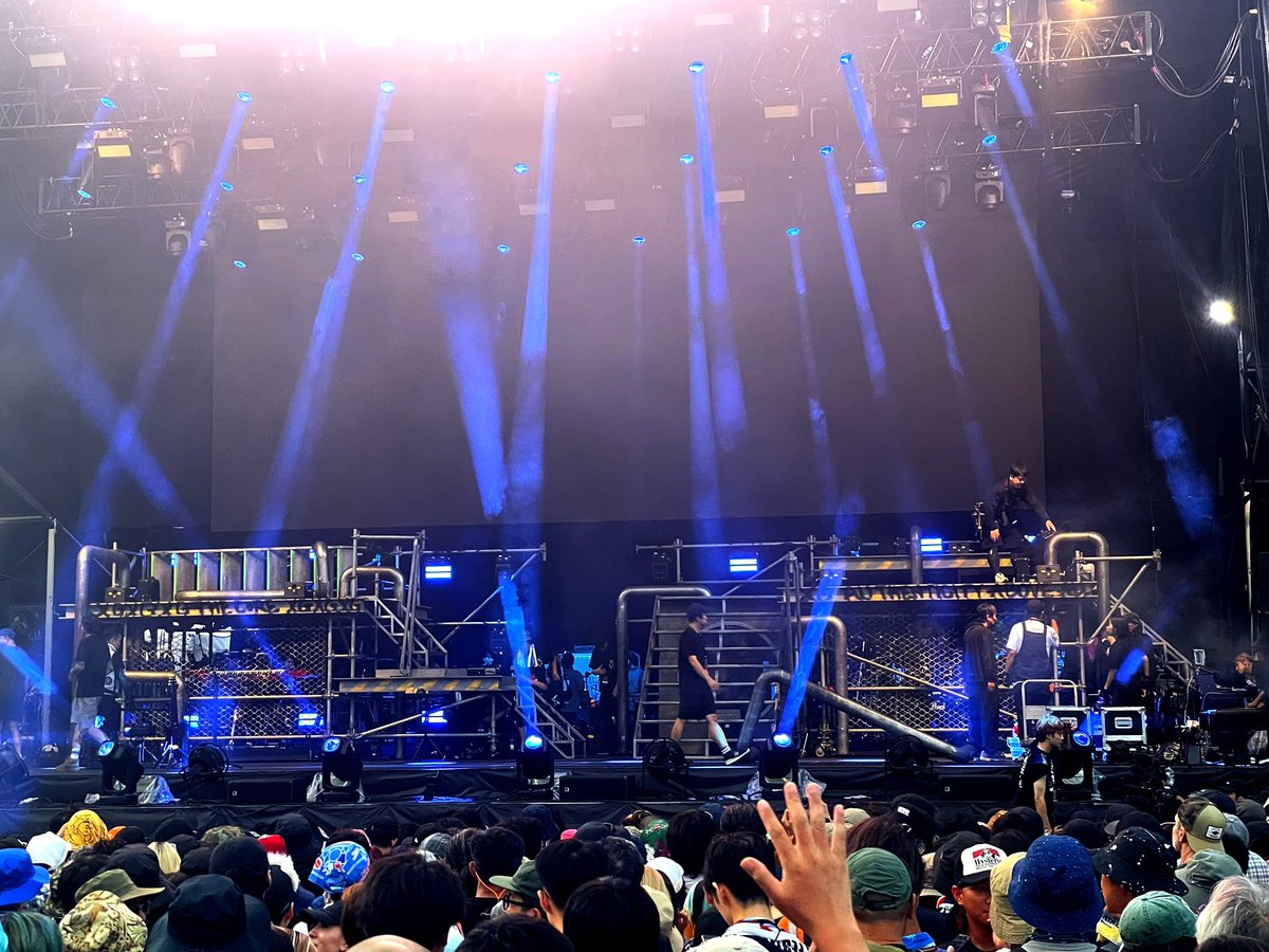U_F_Y's tweet photo. XGの舞台セットの手のこみようが常軌を逸していて全オーディエンスが打ち震えています🫨🫨この立体感溢るるセットを転換の1時間で組むとかもはや勇気のような狂気🫨🫨
#fujirock #xg https://t.co/Vw7YCZN1HD