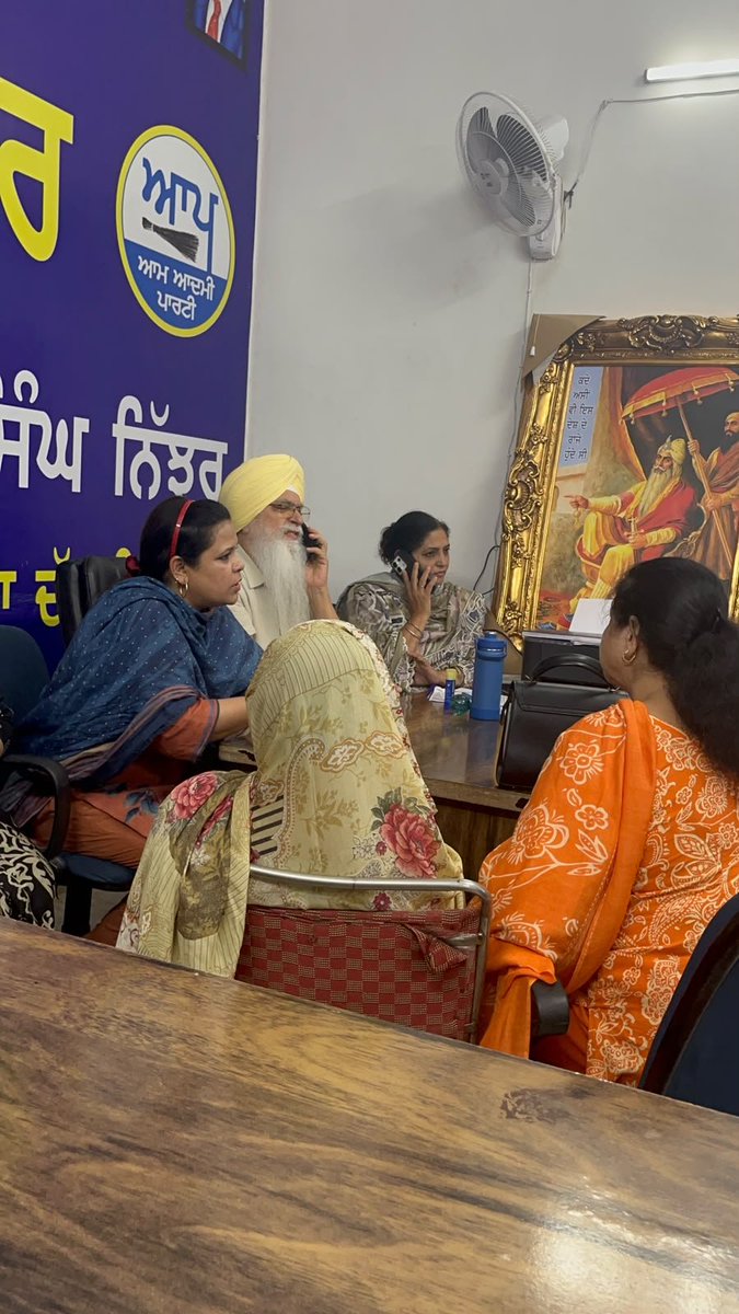 AAP_WomenWingPB's tweet photo. 📍 ਅੰਮ੍ਰਿਤਸਰ ਦੱਖਣੀ

ਅੱਜ ਹਲਕਾ ਅੰਮ੍ਰਿਤਸਰ ਦੱਖਣੀ ਵਿਖੇ ਬਲਾਕ ਇੰਚਾਰਜਾਂ ਲਈ ਵਿਸ਼ੇਸ਼ ਟਰੇਨਿੰਗ ਸੈਸ਼ਨ ਦਾ ਆਯੋਜਨ ਕੀਤਾ ਗਿਆ।
ਇਸ ਪ੍ਰੋਗਰਾਮ ਦੀ ਅਗਵਾਈ ਵਿਧਾਇਕ ਡਾ. ਇੰਦਰਬੀਰ ਸਿੰਘ ਨਿੱਜਰ ਜੀ, ਜ਼ੋਨ ਇੰਚਾਰਜ ਸੁਖਬੀਰ ਕੌਰ ਜੀ ਅਤੇ ਕਾਮਨਾ ਆਨੰਦ ਜੀ ਨੇ ਕੀਤੀ। https://t.co/eq1GTe18fV