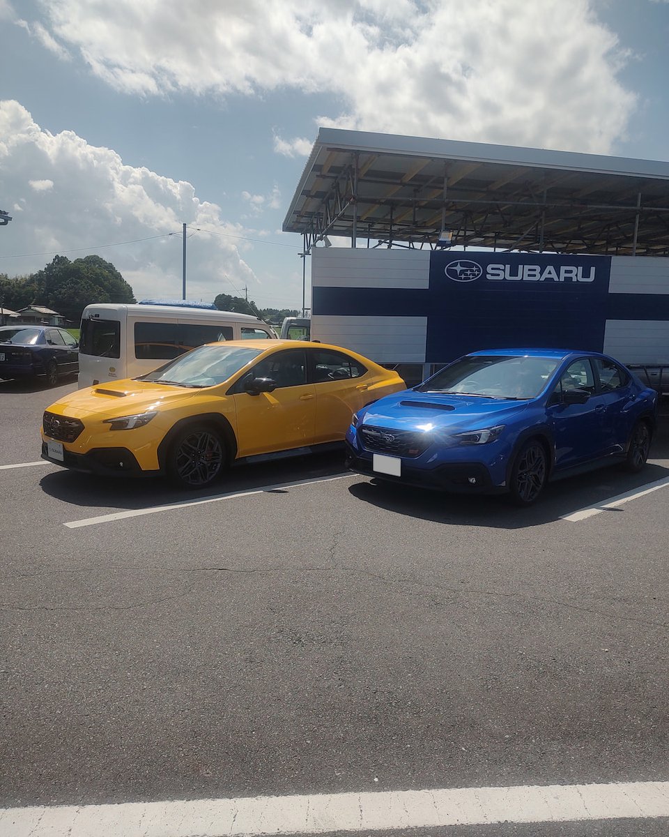 GarageEastJapan's tweet photo. 新しく入荷した Subaru WRX STI Sports # WRブルーパールをサンライズイエローと並べてみました
WRブルーパールはこれから販売予定です

#subaru #スバル #wrx #wrxsti https://t.co/su7jKOSZ2o