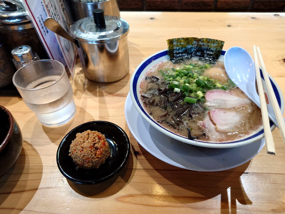 Lyca_wen's tweet photo. 外食ラーメン久しぶり。

たまにはつけ麺じゃなくて、ラーメンもいいもんやな。。。 https://t.co/7akefGbdLf