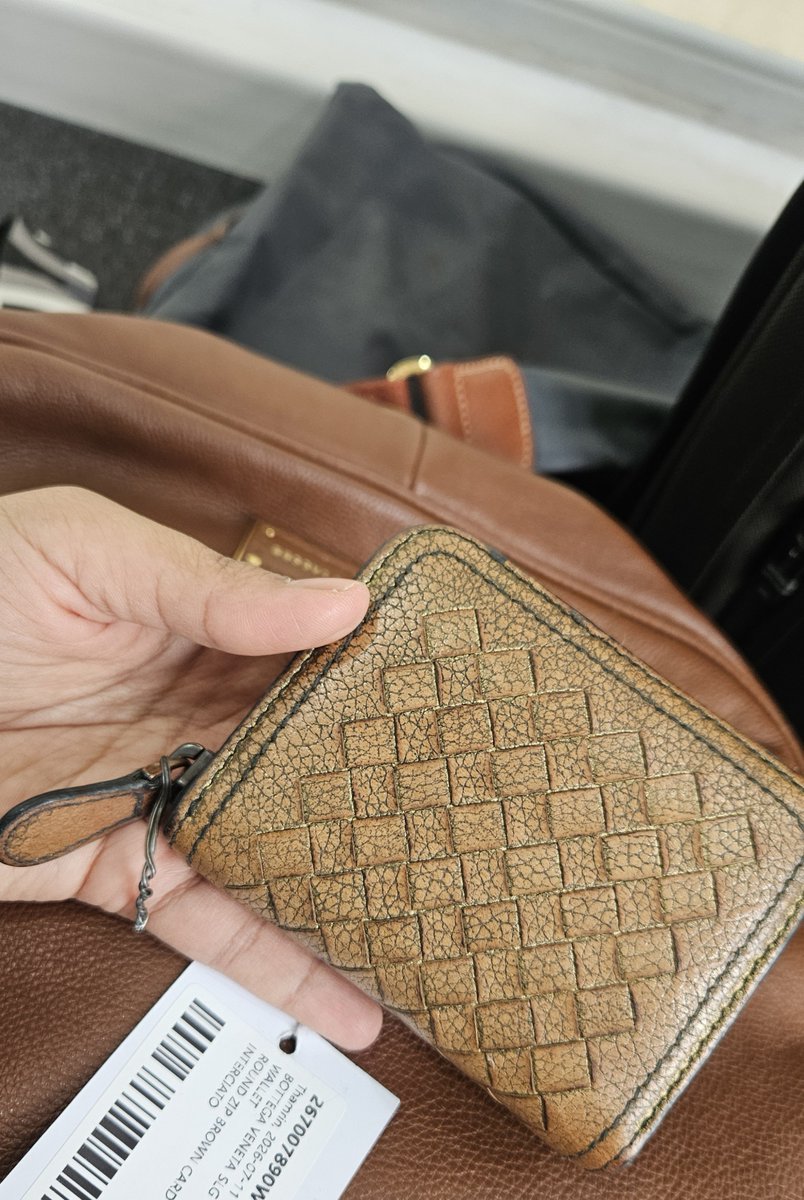 Moonjinia17's tweet photo. Yg di jkt cobain deh garagesale ecoring di dharmawangsa, mnrt aku trusted krn dia cbg jepang. Got my first bottegaaaaa, disaat joon udh ganti haluan tp gpp 💕😭 https://t.co/s7jrclyaES