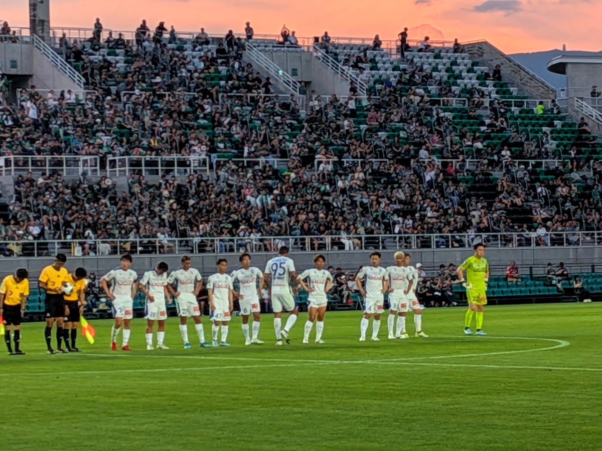 vfk_official's tweet photo. 7/25
#Ｊリーグ プレシーズンマッチ
#松本甲府

◥◣ 𝙁𝙐𝙇𝙇 𝙏𝙄𝙈𝙀◢◤
松本3-0甲府

暑い中、最後まで熱い🔥応援ありがとうございました🙇‍♂

これから45分1本のトレーニングマッチを行います。

#vfk #BurnAs1 #青よ激れ https://t.co/fFDKcgbd9p