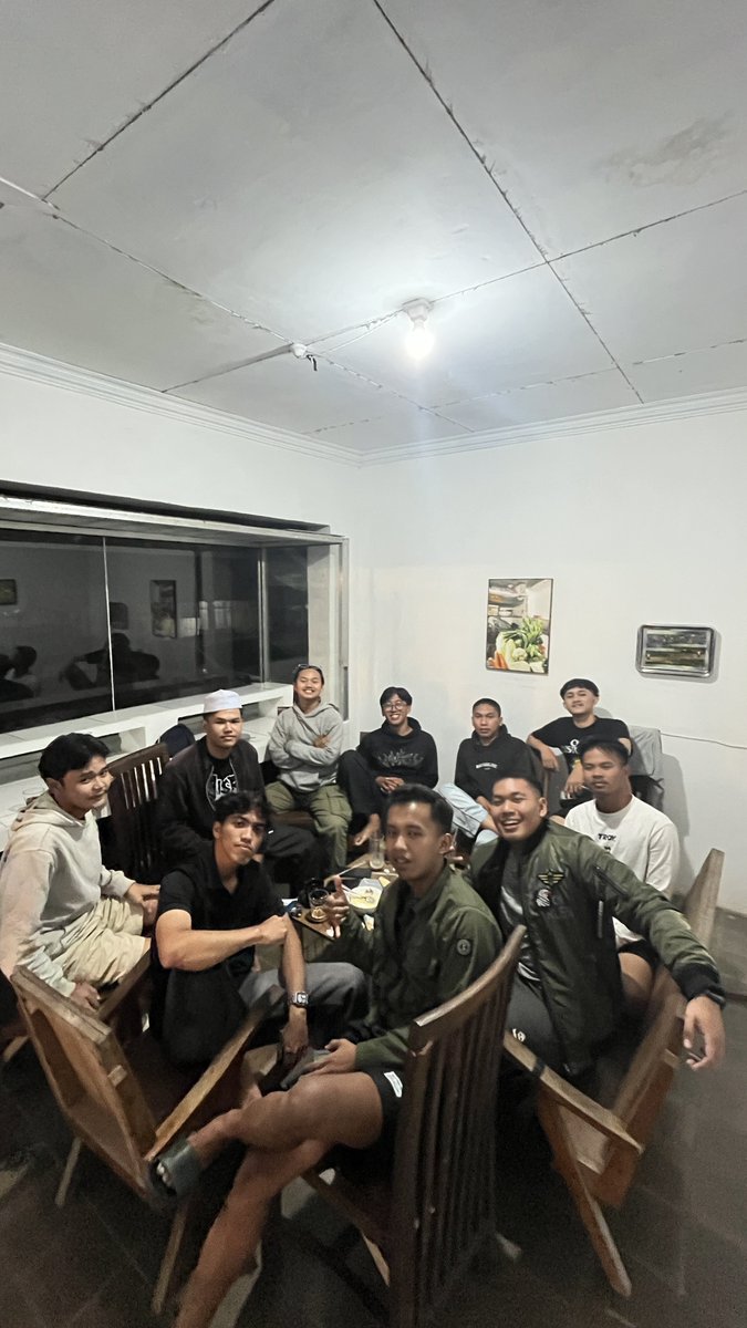 dangeribra24's tweet photo. Santri 800 sg teko mek 9 gak teges kabeh https://t.co/Z5gGOHiQTW