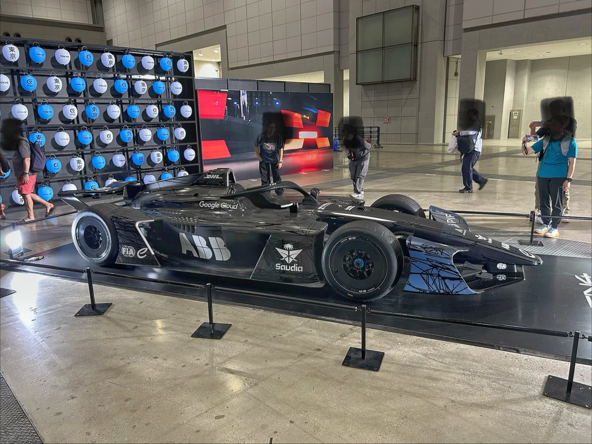 Delta_Hayabusa's tweet photo. ちょっとフォーミュラEの様子を見に来ました。
日産のGEN3マシンと、
まだレースに投入されてない新型のGEN4まで展示されてました！
カッコいい！ https://t.co/MGI5f8LQe7