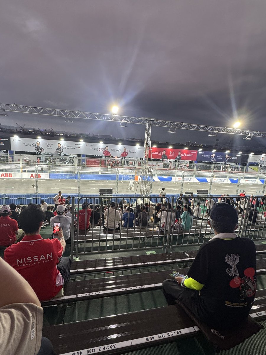 nismokei's tweet photo. ３年目のFORMULA Eはナイトレース
今日は風があって涼しいです
が、昼はメッチャメッチャ暑かった🥵
初めてのナイトレース楽しみます。

シンガポールの予習になるな
#formulae
#東京eprix
#nissan 
#nismo https://t.co/m3VgNL6HgQ