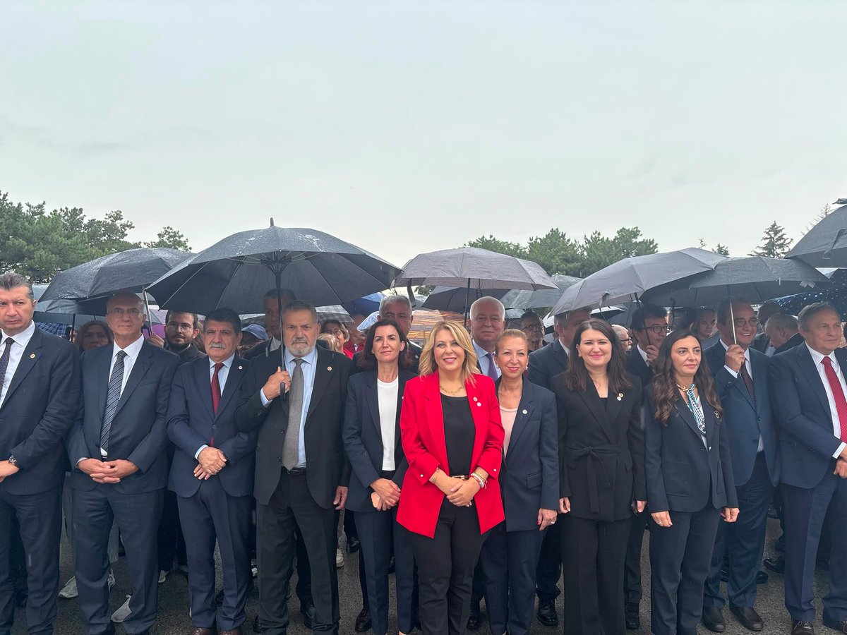 elvan_gezmis's tweet photo. 📍 Anıtkabir 🇹🇷

Yeni Partimizin Kurucular Kurulu ve Parti Meclisi üyeleri olarak, Genel Başkanımız Sayın Özgür Özel ile birlikte; Cumhuriyetimizin kurucusu, bağımsızlığımızın mimarı Gazi Mustafa Kemal Atatürk’ün huzurundaydık.

Anıtkabir’de, O’nun aziz hatırası önünde bir kez daha söz verdik.

Cumhuriyetimizi, demokrasiyi, hukukun üstünlüğünü ve millet iradesini kararlılıkla savunacak; bize emanet edilen bu güzel ülkeyi adalet, özgürlük ve eşitlik temelinde daha aydınlık yarınlara taşıyacağız.

Atatürk’ün gösterdiği yolda, milletimizle omuz omuza yürümeye devam edeceğiz.