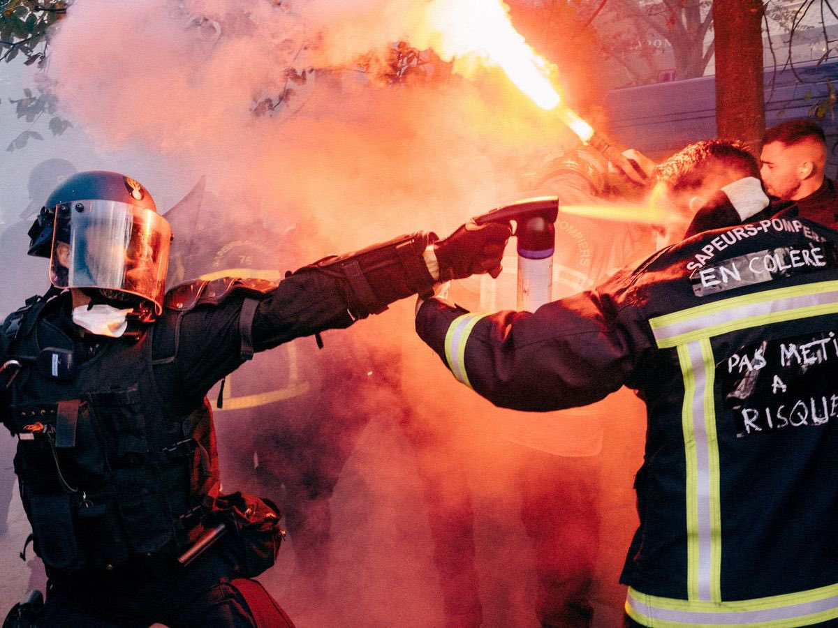 PanettonePazzo's tweet photo. En 2019 quand les pompiers manifestaient pour réclamer davantage de moyens tu as fait charger ta police.
On en paye le prix fort maintenant.
Vraiment on te déteste https://t.co/bnsaoPVKmL