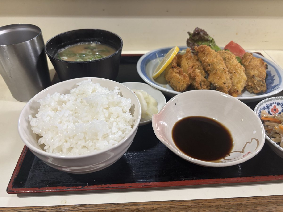 locuststar_13's tweet photo. 近所の大衆食堂
メニューに無い定食で一品に牡蠣フライがあったので定食にできますか？と問うとOKだったので牡蠣フライ定食にしてもらった。
価格は聞かず会計の際に自分の聞き間違いで1100円出すと900円ですと200円釣りが返ってきた。ヴォリュームを凄く腹パンです。 https://t.co/B9fY2KWJDV