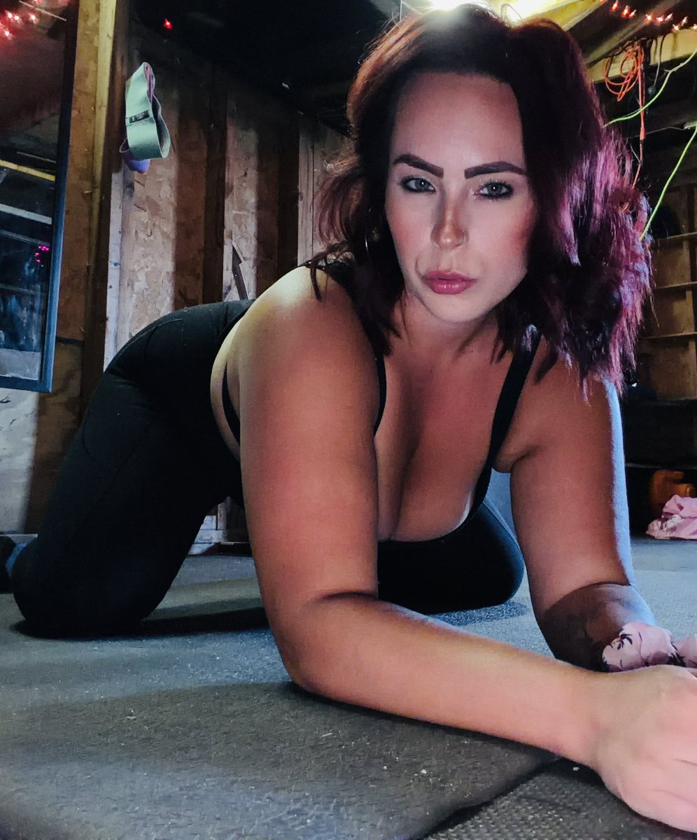 Marchiiee20's tweet photo. Happy Saturday! ๐ #theweekend #milf #workout https://t.co/fcrbU8RmAH