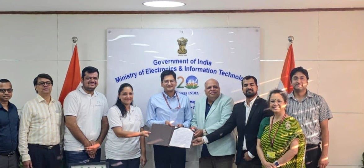 dstGujarat's tweet photo. 1/2 🚀 Gujarat startup IndieSemiC and Semtech have partnered to integrate LoRa® technology into Sabarmati-1, envisioned as the world’s first 64-bit LoRa-enabled System-in-Package (SiP). https://t.co/1Z7ZXkD0Cp