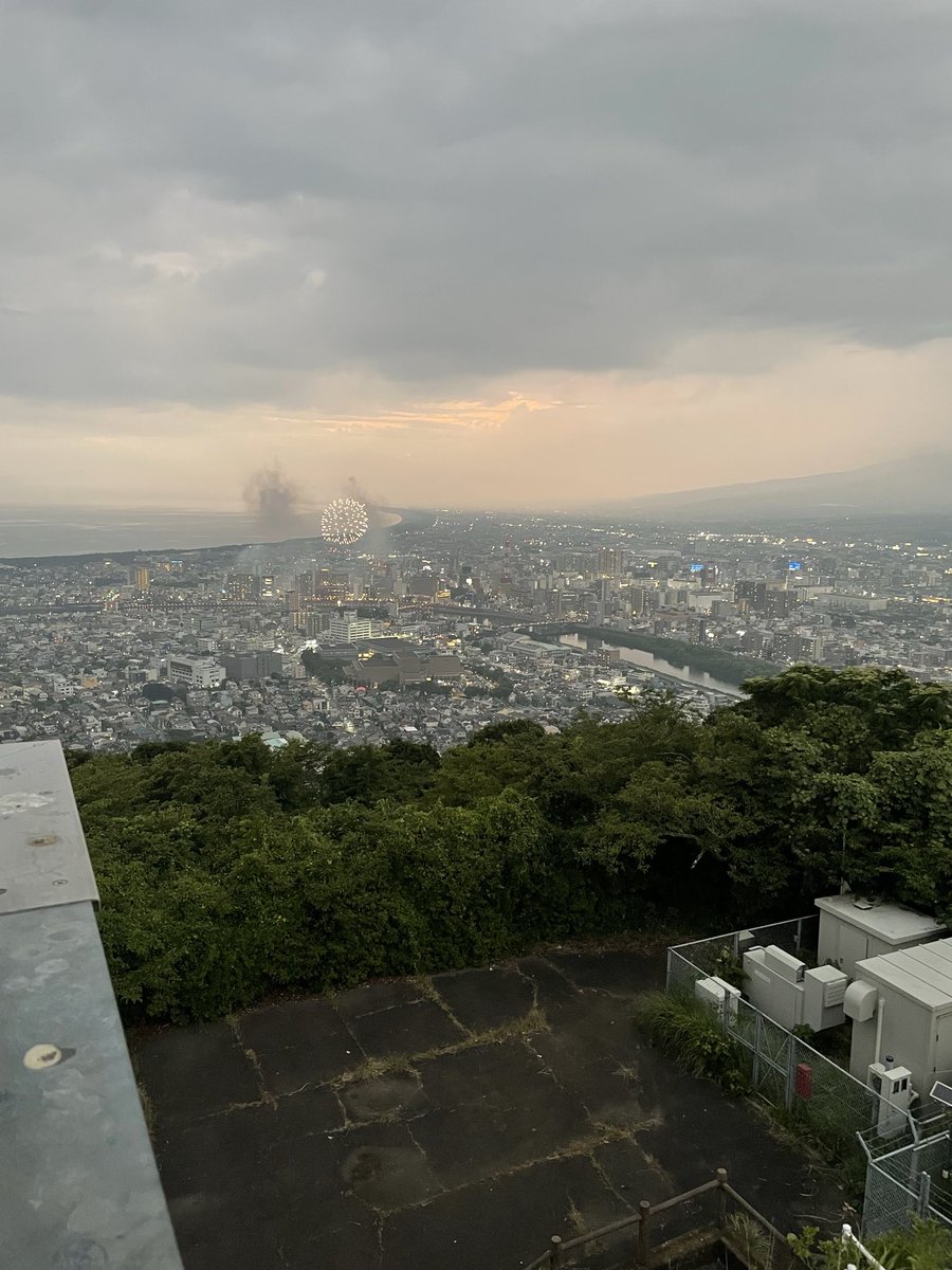 _soncho3's tweet photo. 香貫山からの花火🤗 https://t.co/rf9BeJP2l3