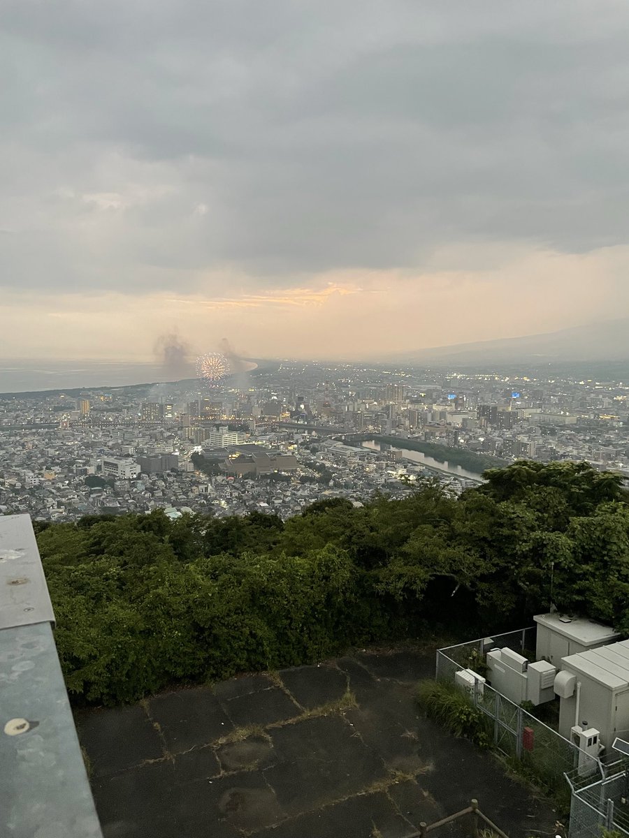 _soncho3's tweet photo. 香貫山からの花火🤗 https://t.co/rf9BeJP2l3