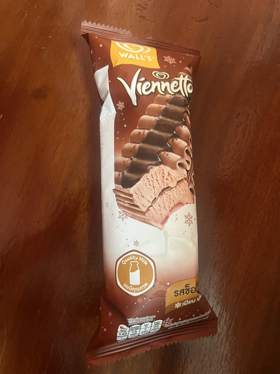 Palmnaka's tweet photo. #Viennetto  #Wall’s อร่อย รสชาติใหม่ช้อกโกแลตนัวมาก #ไอติม #อร่อยบอกต่อ https://t.co/QPHfhXkycg