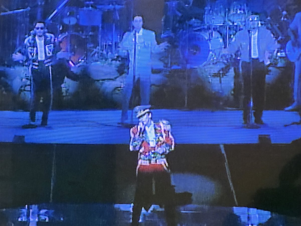 tstone19590922's tweet photo. 2much2ist🍺
私が9歳の時のライブらしい🤣

楽器を持たず全く演奏せず、コーラスのみに徹するBHBが新鮮😂

シンプルマインドが、サビ以外は全然違うのが良いですね！こっちもCDも両方好きです🍺 https://t.co/Gaj1dGtxGl