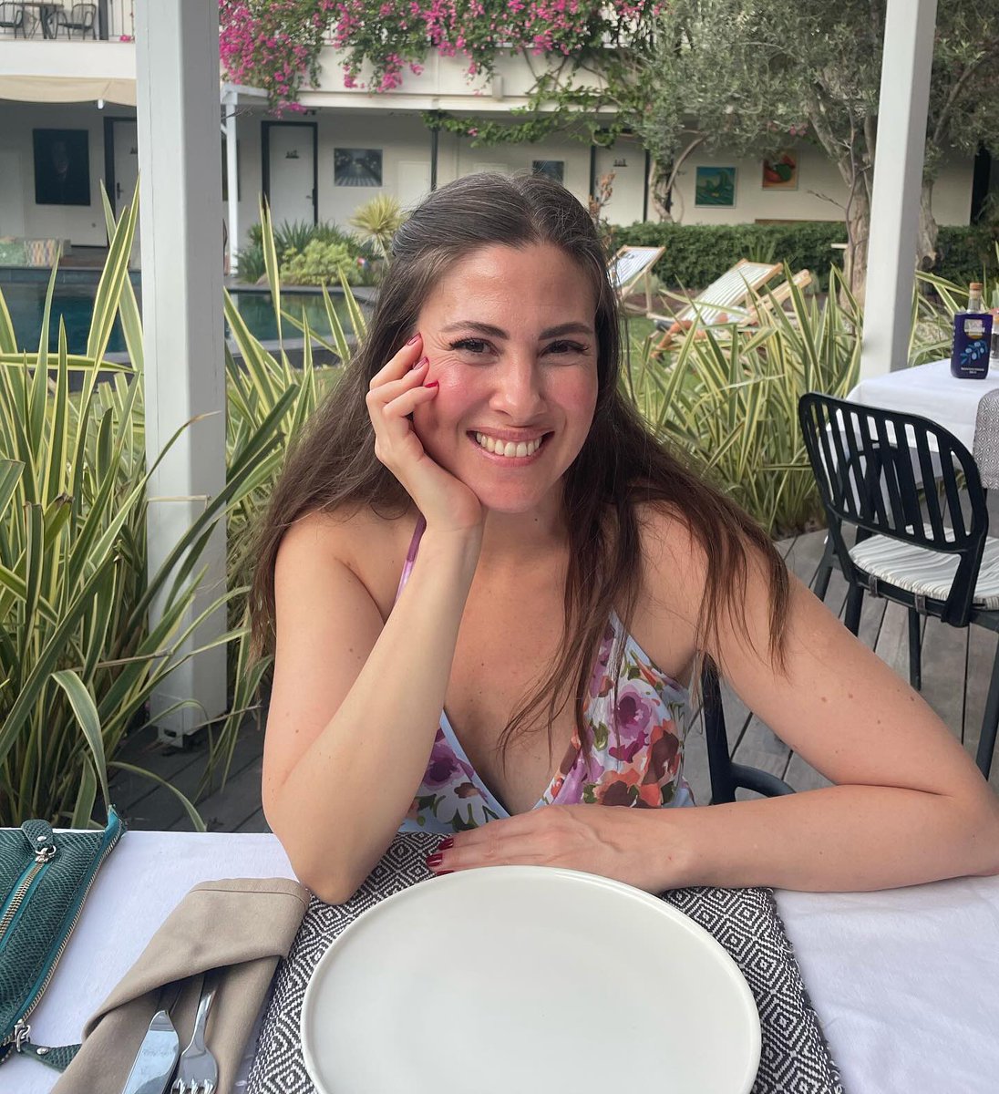 popileaks's tweet photo. Melis Babadağ: “Cildime özel bir şey yapmıyorum, kadınsal rutinlerde çok tembelim. 

Genç kalmamın sırrı kendimi steril tutmaya çalışmam ve daha az insanla yaşamam.” https://t.co/zaTZc4YfPf