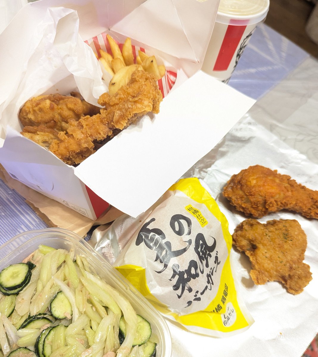 nyamun3's tweet photo. ひとり飯。新作の二種のホットチキンとオリジナルチキン三本、クリスピー、ポテトL。バーガーは明日用🍔セロリサラダ作ったからゼロカロリー😊 https://t.co/kxwa1aLVpK