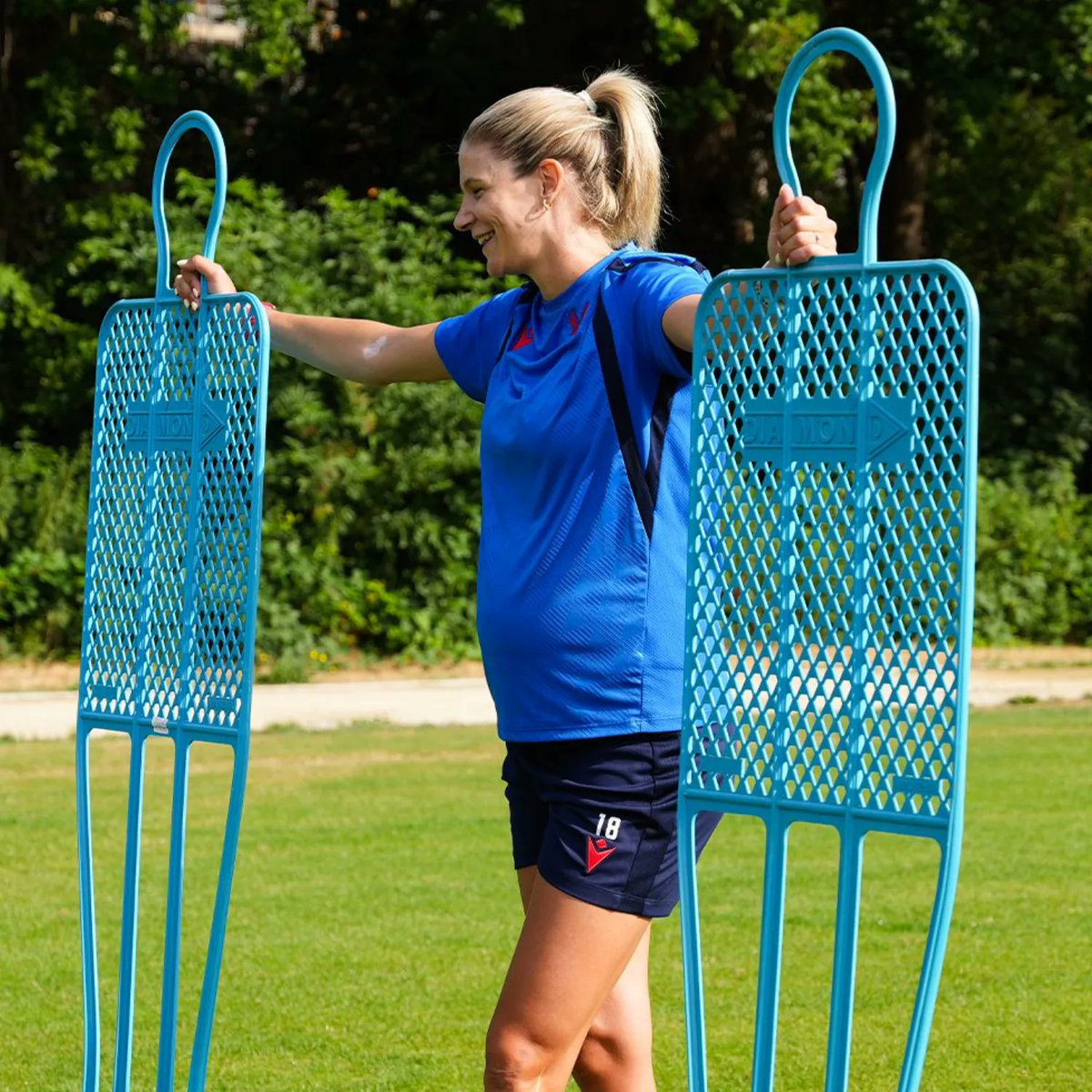 Footballogue's tweet photo. Justine Vanhaevermaet 🇧🇪, qui est actuellement 𝗘𝗡𝗖𝗘𝗜𝗡𝗧𝗘 𝗗𝗘 𝟳 𝗠𝗢𝗜𝗦, s'entraîne encore avec son équipe de Crystal Palace actuellement ! 😳 👏

Sacrée professionnelle, c'est fort ! https://t.co/9Ynogb4h3Q