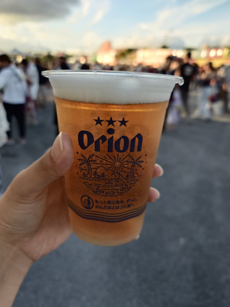 idol_saran7's tweet photo. 1人で祭りきて工事から届いたビールを飲んでます🍺 https://t.co/rvHLV7EIwa