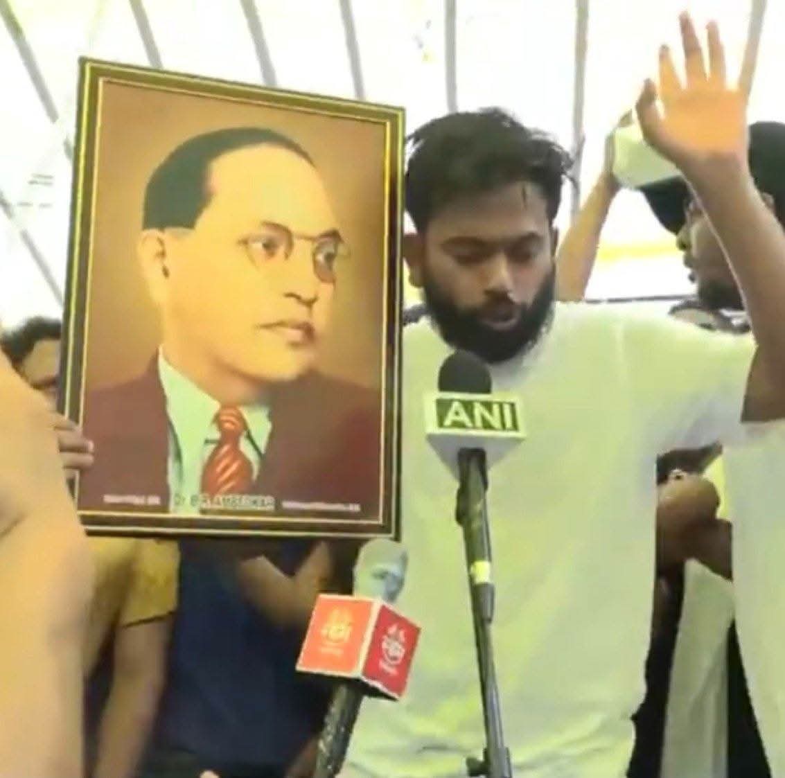 ambedkarajay1's tweet photo. धर्मेंद्र प्रधान के इस्तीफे के बाद अभी ताजा बयान में बाबासाहेब अंबेडकर की तस्वीर लेकर अभिजीत दीपके ने कहा यह "बाबासाहेब अंबेडकर के संविधान की जीत है, यह भारत के लोकतंत्र की जीत है" 

यह तस्वीर मनुवादियों को आने वाले हजारों सालों तक सोने नहीं देगी, यह तय है, एक आंबेडकरवादी ने पूरा सिस्टम उखाड़ फेंका 🔥🔥🔥