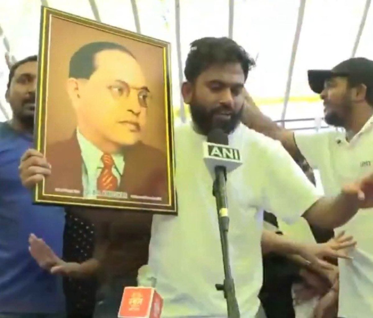 ambedkarajay1's tweet photo. धर्मेंद्र प्रधान के इस्तीफे के बाद अभी ताजा बयान में बाबासाहेब अंबेडकर की तस्वीर लेकर अभिजीत दीपके ने कहा यह "बाबासाहेब अंबेडकर के संविधान की जीत है, यह भारत के लोकतंत्र की जीत है" 

यह तस्वीर मनुवादियों को आने वाले हजारों सालों तक सोने नहीं देगी, यह तय है, एक आंबेडकरवादी ने पूरा सिस्टम उखाड़ फेंका 🔥🔥🔥