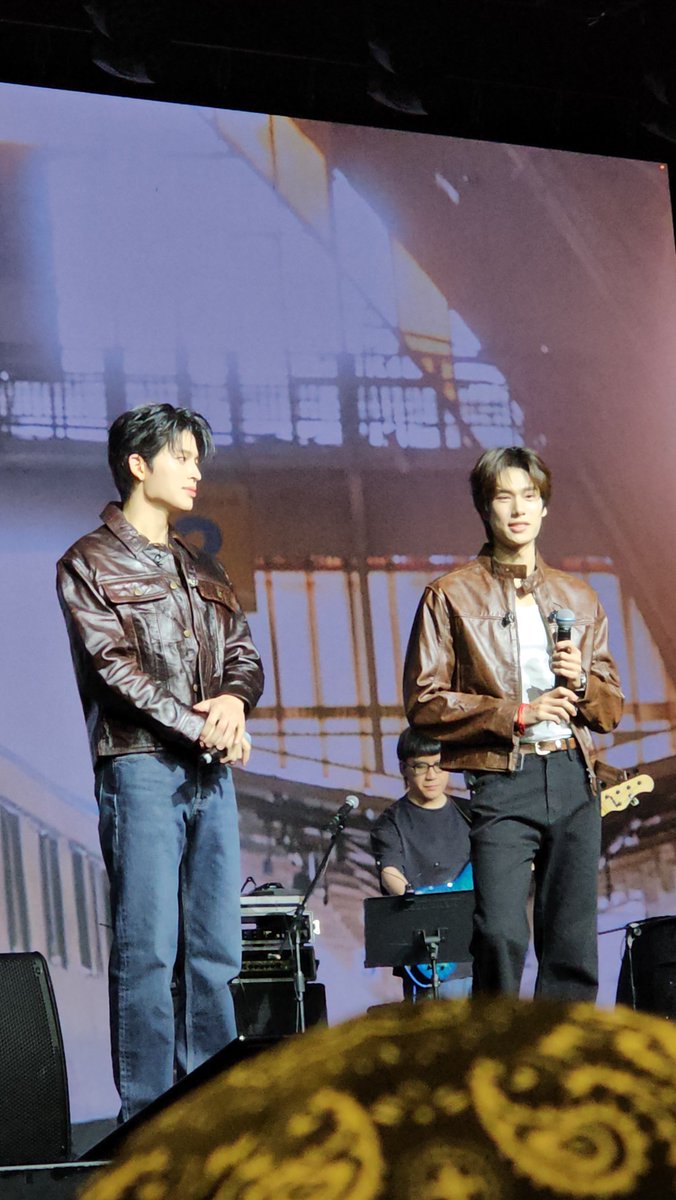 vickynakai's tweet photo. Yeah
Phuwin definitely looking at me ❌️
Hahahaha I just feel that😆😆😆
It's good to seat near stage 

PONDPHUWIN RENDEZV TAIPEI
#PondPhuwinRendezvousInTaipei 
#PondPhuwin https://t.co/HF8T4oKnAQ