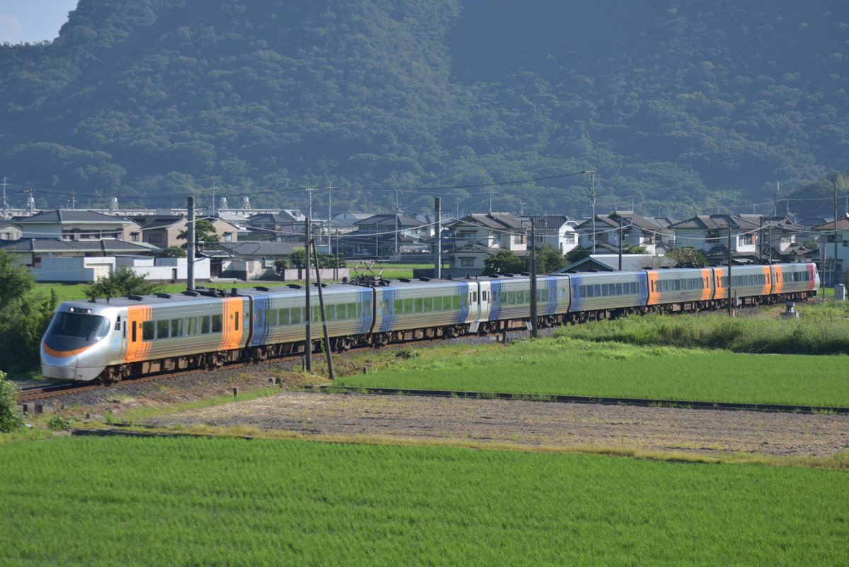 Sho_Train103's tweet photo. 2026.7/25(土)
9M・22M　特急 いしづち/しおかぜ 9・22号
L4+S2

所定アンパン8連のところ検査のため旧塗装8連で代走しているとのことで撮影してきました～！！！

カメラで旧塗装8連を撮影できると思っていなかったのでとても嬉しいです！！！
ピントが合ってないのは気のせいということで()

#JR四国 https://t.co/PCFftC33eZ