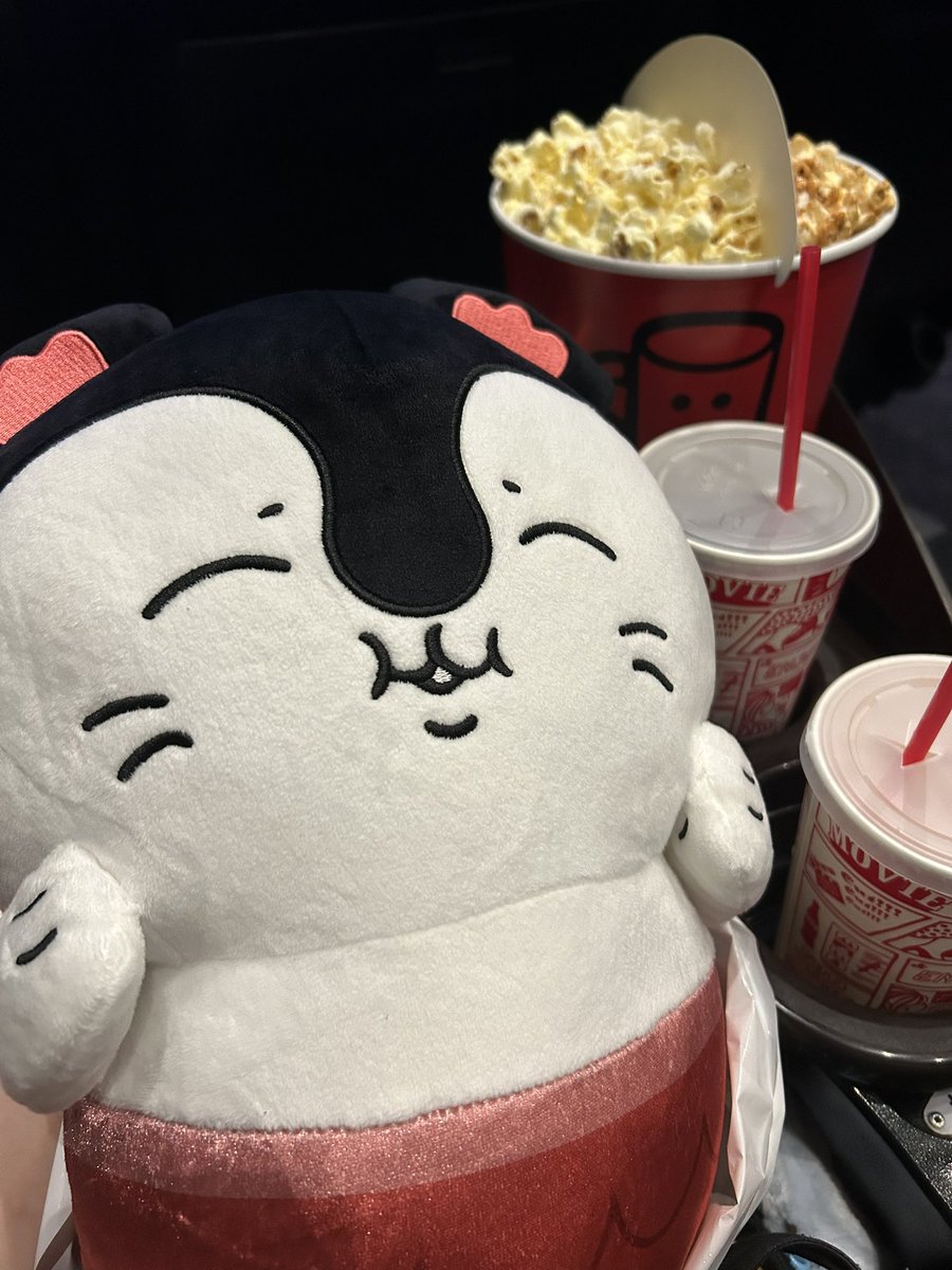 7sweetsR's tweet photo. ちいかわの映画見に行ってきた！！
途中何度か泣きそうになったけど、おもしろ歌パートや島二郎に癒された😂
特典は古本屋ならず！
初めてのアカシアのロールキャベツに美味しくて感動した✌️ https://t.co/Ywn0SmMHmG