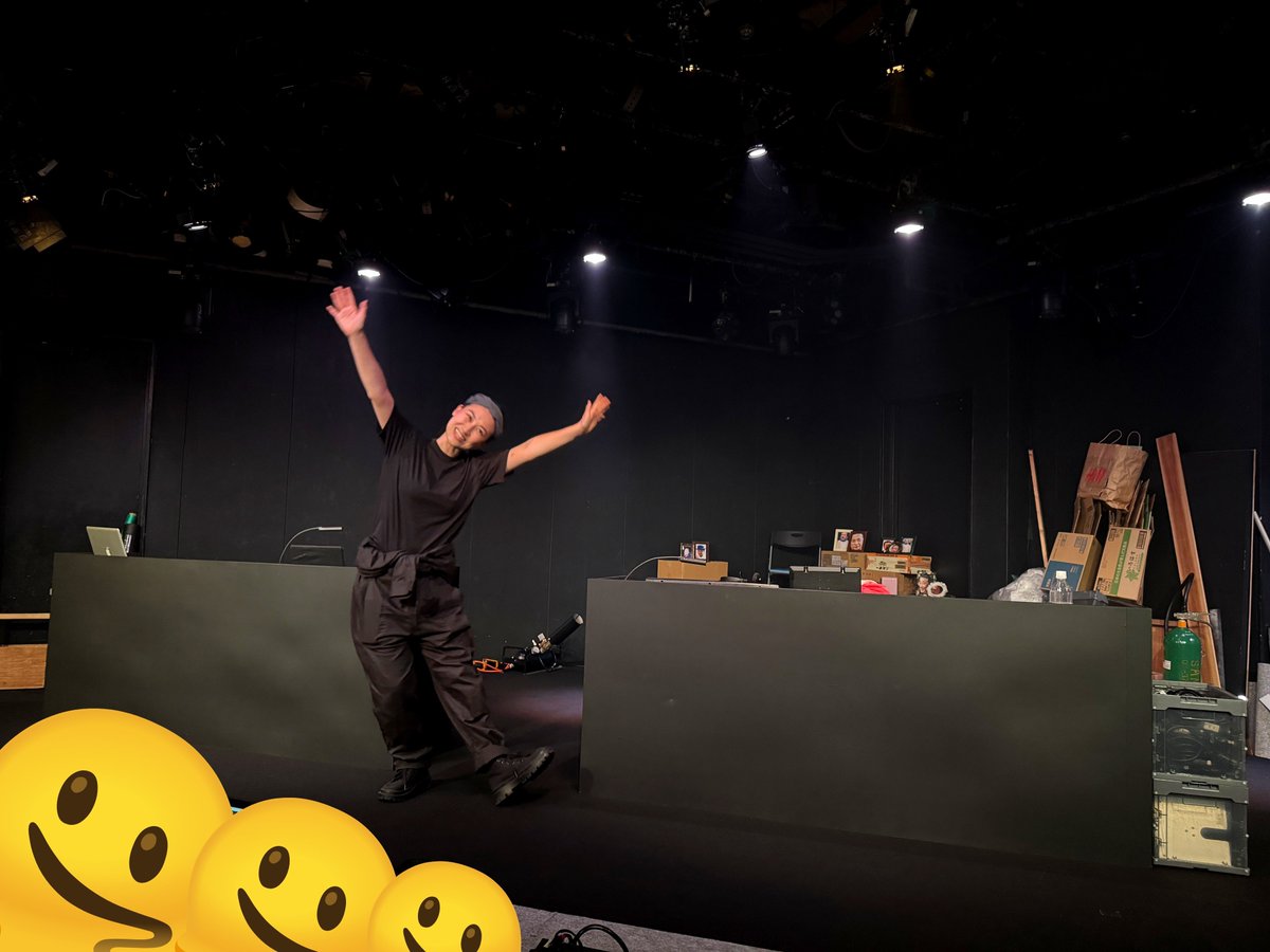 elmar50's tweet photo. #藤原たまえプロデュース 公演『Don't stop me now!』に #モリマリコ さんを観に。

ある舞台の音響、照明のドタバタ劇。

くっそ笑ったw
あの読み聞かせはヤバいw

支援の返礼のバックステージツアーとキャストとの記念撮影も楽しかった！

いやー、楽しい舞台でした！

#ドンスト2026 https://t.co/ybWkgHSFGc