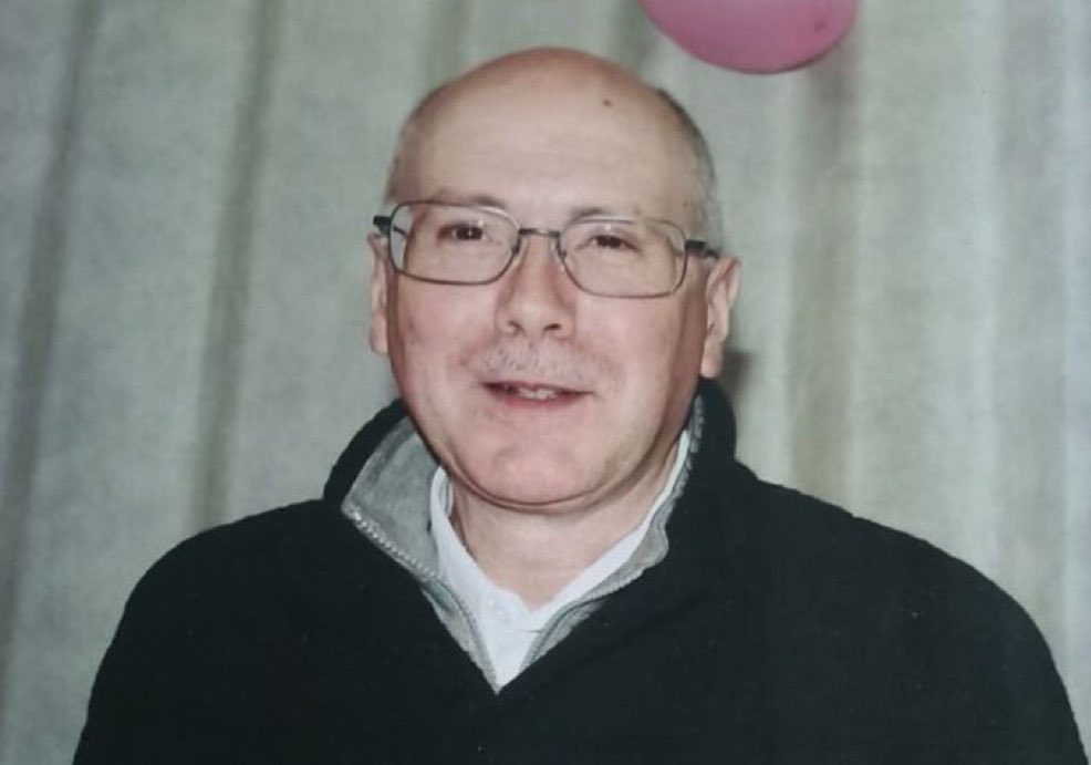 PsyGuy007's tweet photo. 🚨 🇫🇷 ALERTE INFO : À TRAPPES, ON ÉG0RGE UN RETRAITÉ DE 66 ANS EN PLEIN JOUR À CÔTÉ DE L’ÉGLISE… ET LE FRÈRE DU TUEUR DÉCLENCHE DES ÉMEUTES POUR PROTÉGER LA FAMILLE

Michel R., un type sans histoire, père de famille, qui se balade tranquillement un dimanche près de l’église Saint-Georges.

Il se fait P0IGNARDER 18 fois. G0RGE OUVERTE. SANG PARTOUT. Acte purement gratuit. 🩸 

Le tueur ? Mouhssine, 44 ans, schizophrène multi-récidiviste, déjà connu pour des dizaines de faits (vols, violences, exhibition…).

La justice l’avait toujours protégé derrière sa « pathologie ». Résultat : il se balade libre jusqu’au jour où il décide D’ÉG0RGER un Français qui n’avait rien demandé.

Et pendant que la police enquête, son frère Mounir appelle à l’émeute pour empêcher la perquisition.

4 ans plus tard : 25 ans de prison.
25 ans pour un massacre gratuit.
Pendant que d’autres, pour moins que ça, pourrissent en prison.

On nous parle d’« ensauvagement », de « faits isolés », de « troubles psy »…

Mais le vrai scandale, c’est que ça se répète encore et encore dans les mêmes villes, avec les mêmes profils, et toujours la même impunité jusqu’au crime de trop.

Michel est mort pour rien. Sa famille est détruite. Et certains osent encore parler de « vivre-ensemble ».

🗣️ Et toi, t’en penses quoi ? 
Tu trouves normal qu’on laisse des bombes à retardement en liberté jusqu’à ce qu’elles explosent ? 🔥