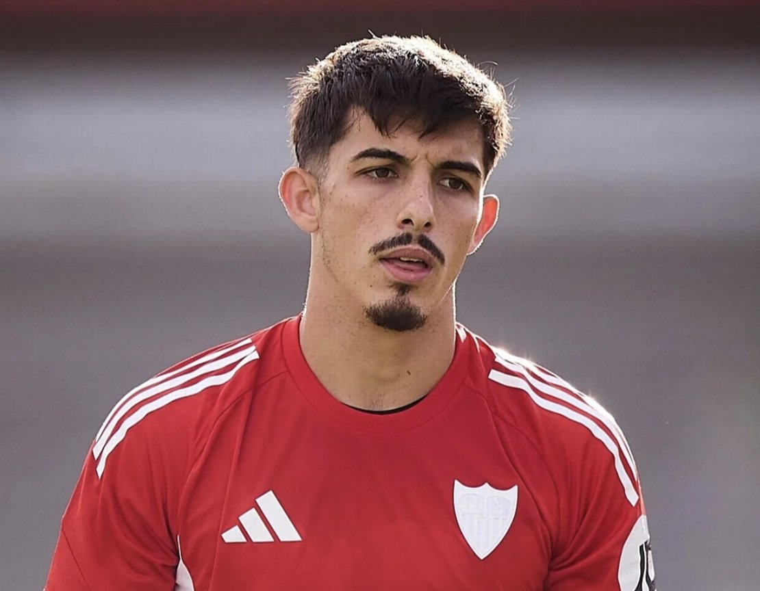 SFCSVQ2's tweet photo. Tienes en tu casa a un portero que ya no es que solo ame estos colores, sino que ha demostrado estar más que capacitado para acompañar a Vlachodimos, pero prefieres a un canterano del Madrid.

Eso sí, después golpes en el pecho con la carretera de Utrera @SevillaFC https://t.co/WwEbTo2Ceh