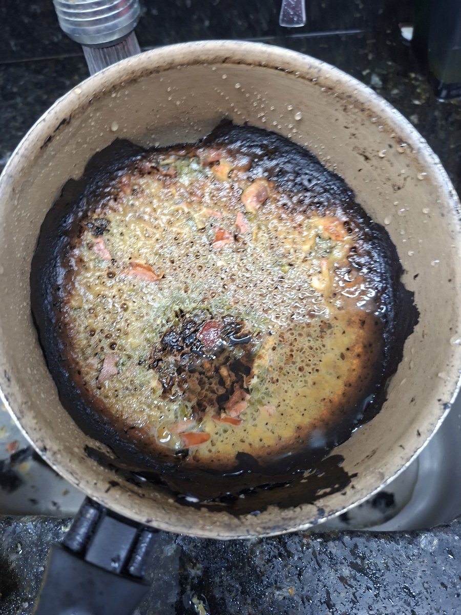 skitmoon's tweet photo. queimei minha cadeira ontem com cigarro deixei o caldo verde queimar pq esqueci no fogão acho que amanhã eu sou o próximo https://t.co/Y9NJfU19cy