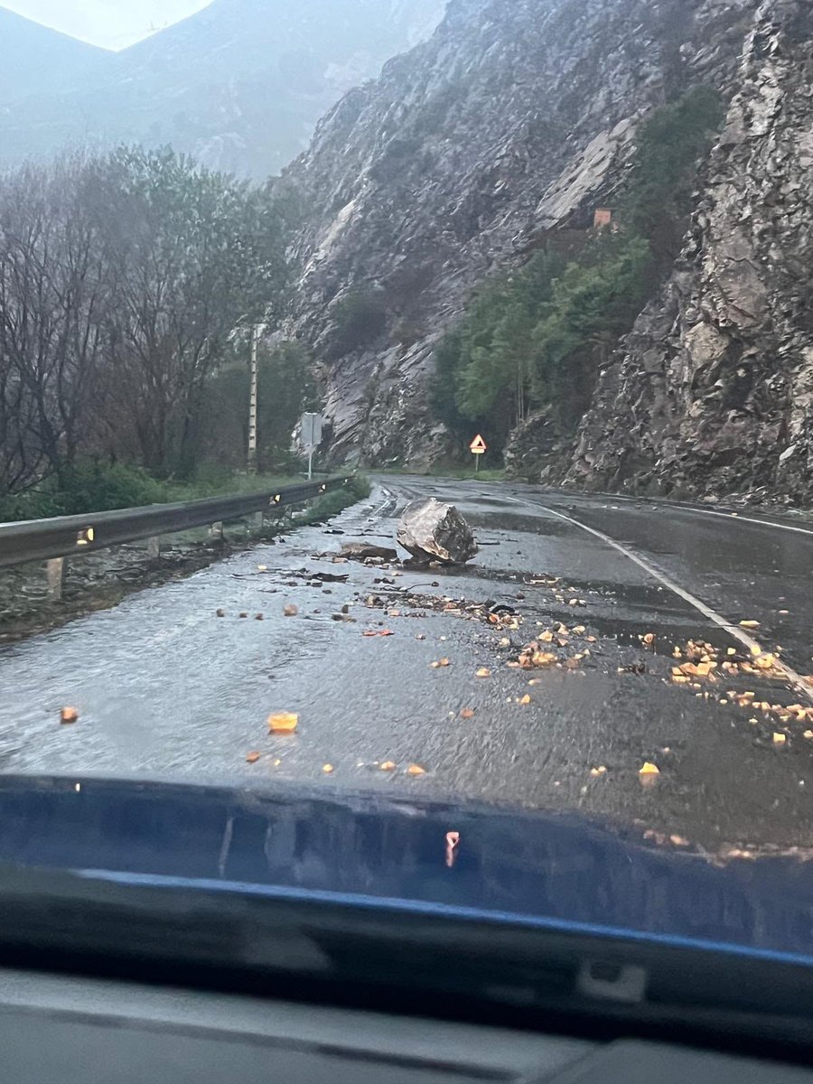 PelayoRG's tweet photo. hola @AdrianBarbon, estaba ayer en los carteles de la autopista el aviso de si vas a Cangas evita la AS-15, o como no era el día del Carmen ya daba igual? Gracias https://t.co/24ePxfIOZs